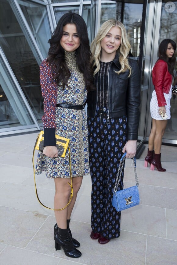 Selena Gomez et Chloë Moretz arrivent à la Fondation Louis Vuitton pour assister au défilé Louis Vuitton prêt-à-porter collection automne-hiver 2015-2016. Paris, le 11 mars 2015.