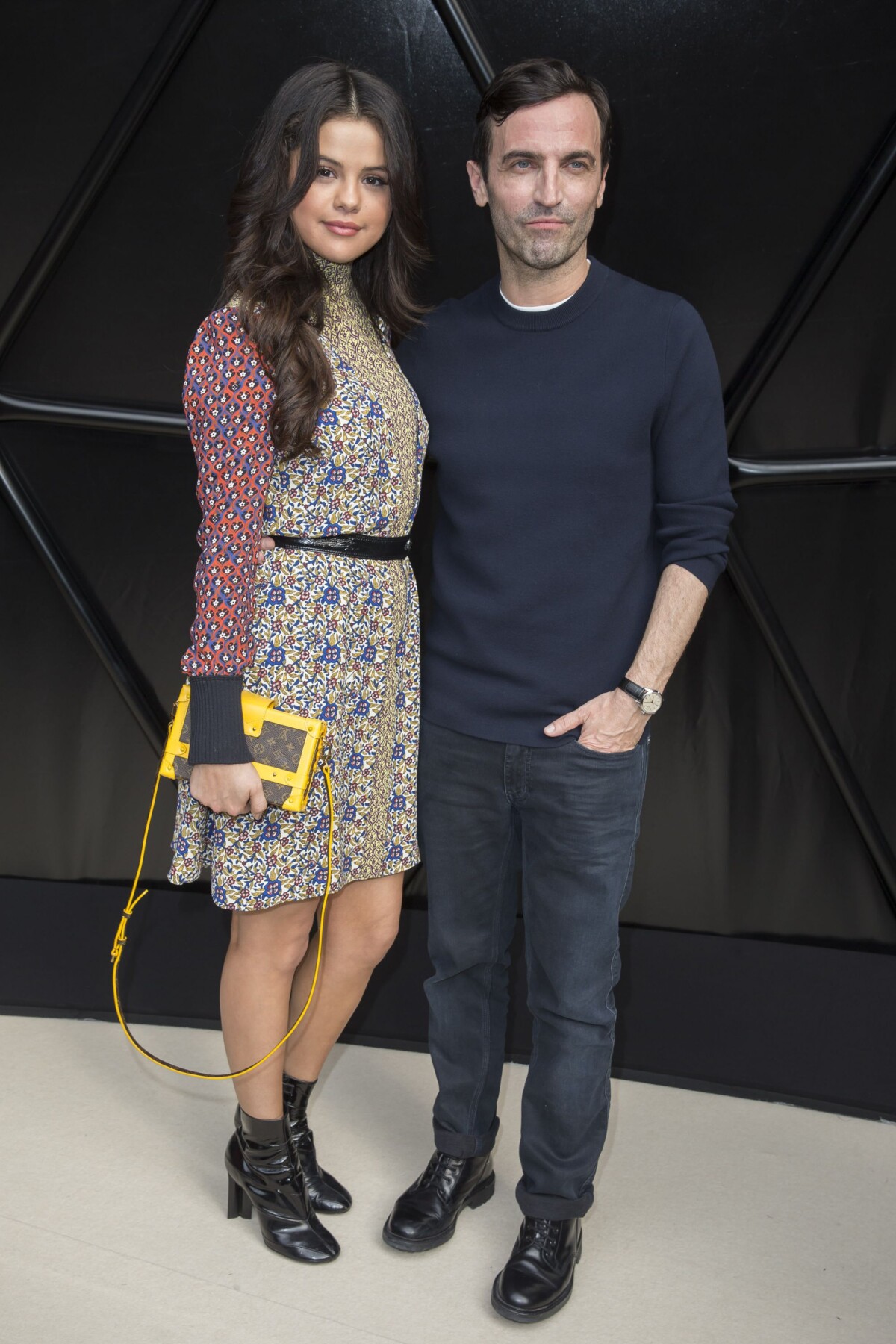 Photo Selena Gomez et Nicolas Ghesquière lors du défilé Louis Vuitton