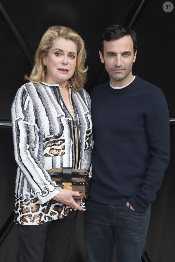 Catherine Deneuve et Nicolas Ghesquière lors du défilé Louis Vuitton automne-hiver 2015-2016 à la Fondation Louis Vuitton. Paris, le 11 mars 2015.