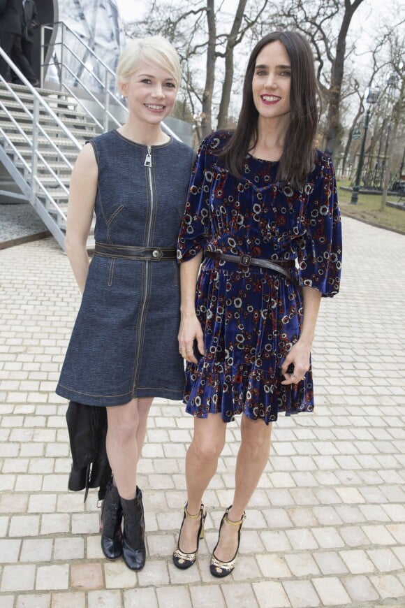 Michelle Williams et Jennifer Connelly lors du défilé Louis Vuitton automne-hiver 2015-2016 à la Fondation Louis Vuitton. Paris, le 11 mars 2015.
