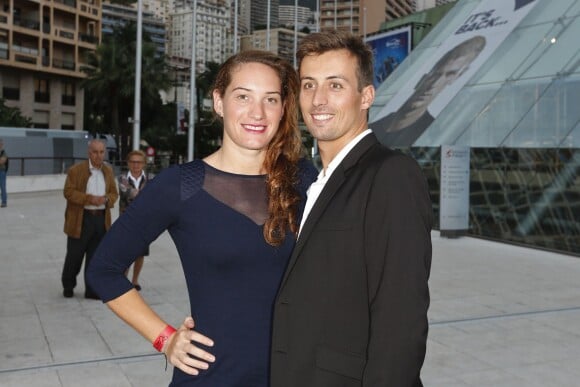 Camille Muffat et son compagnon William Forgues le 8 octobre 2014 à Monaco. La jeune ex-nageuse est morte dans un accident d'hélicoptères sur le tournage de Dropped (TF1) le 9 mars 2015.