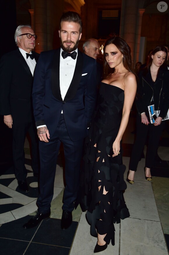 Victoria Beckham et son mari David Beckham main dans la main lors du gala "Alexander McQueen : Savage Beauty" au Victoria and Albert Museum à Londres, le 12 mars 2015. 12 March 2015.