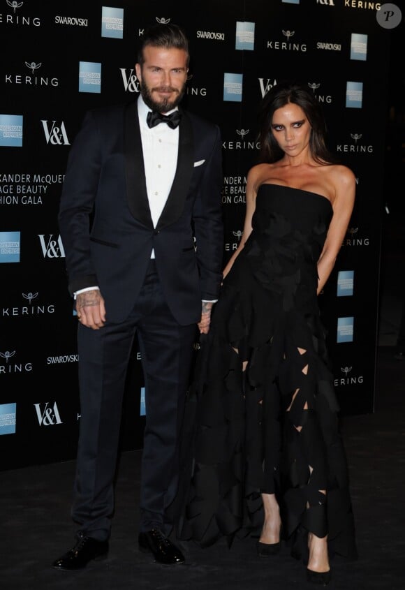 Victoria Beckham et son mari David Beckham amoureux lors du gala "Alexander McQueen : Savage Beauty" au Victoria and Albert Museum à Londres, le 12 mars 2015. 12 March 2015