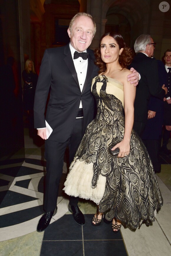 Salma Hayek et son mari François-Henri Pinault au Gala "Alexander McQueen : Savage Beauty" au Victoria and Albert Museum à Londres, le 12 mars 2015.
