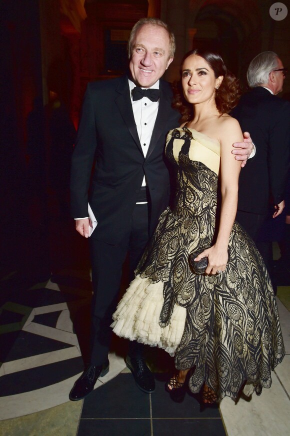 Salma Hayek et son mari François-Henri Pinault au Gala "Alexander McQueen : Savage Beauty" au Victoria and Albert Museum à Londres, le 12 mars 2015. 