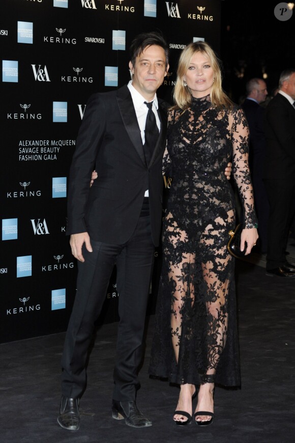 Kate Moss et son mari Jamie Hince lors du gala "Alexander McQueen : Savage Beauty" au Victoria and Albert Museum à Londres, le 12 mars 2015.