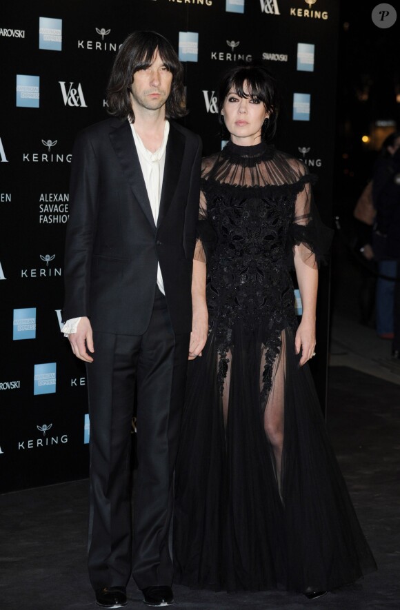Bobby Gillespie et sa femme Katy England lors du gala "Alexander McQueen : Savage Beauty" au Victoria and Albert Museum à Londres, le 12 mars 2015.