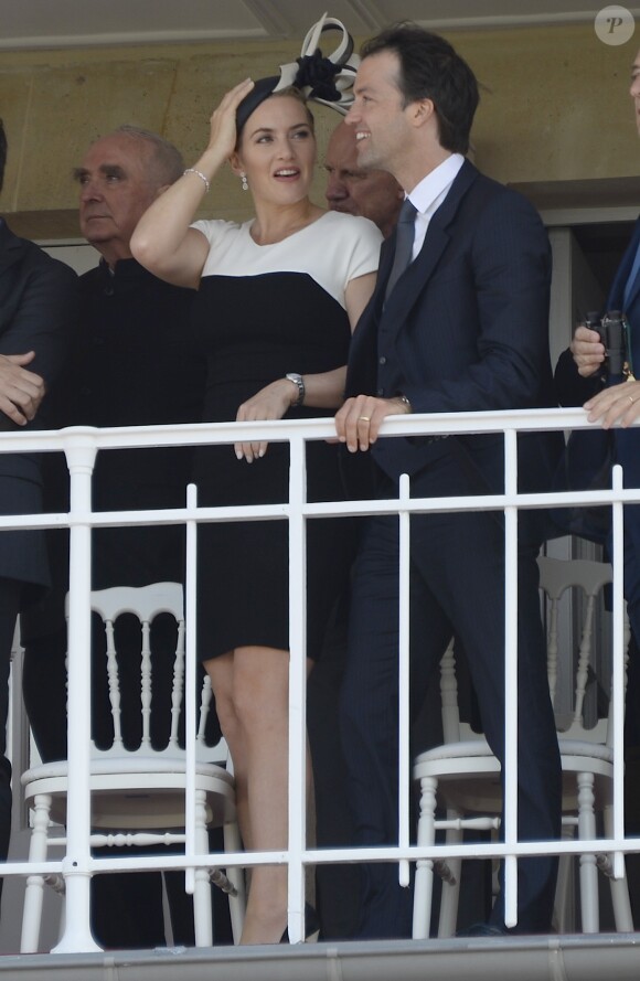 Kate Winslet et son mari Ned Rocknroll assistent au "Prix de Diane Longines" à l'hippodrome de Chantilly le 15 juin 2014.