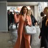 Jessica Alba se promène dans les rues de New York, le 10 mars 2015. Elle porte un sac de la marque Kenzo.