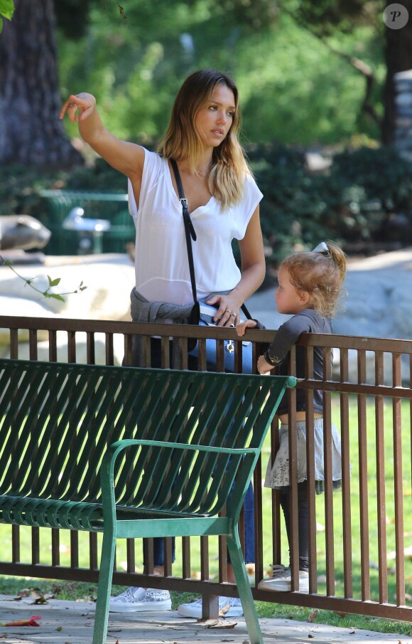 Jessica Alba, son mari Cash Warren et leurs filles Honor et Haven sont allés s'amuser dans un parc à Los Angeles. Le 8 février 2015