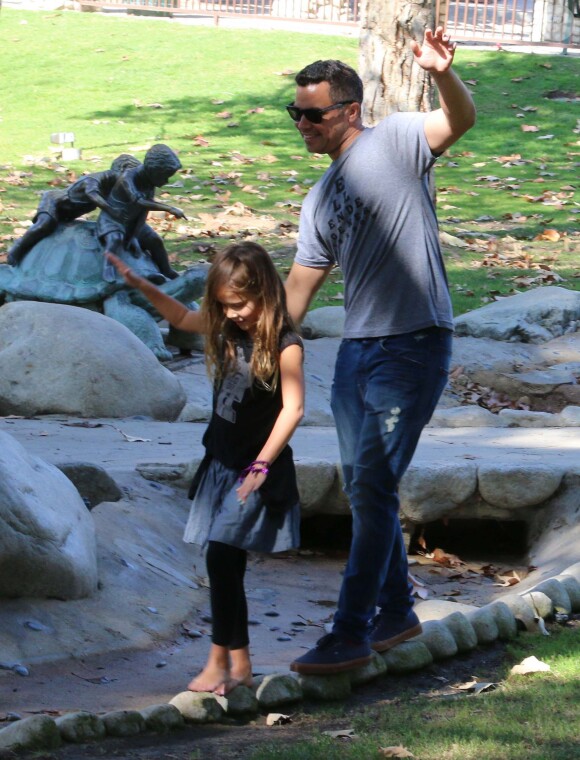 Jessica Alba, son mari Cash Warren et leurs filles Honor et Haven sont allés s'amuser dans un parc à Los Angeles. Le 8 février 2015