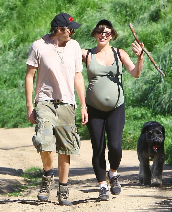 Milla Jovovich, très enceinte, et son mari Paul W.S. Anderson se promènent avec leurs chiens sur les hauteurs de Los Angeles, le 13 mars 2015.