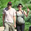 Milla Jovovich, très enceinte, et son mari Paul W.S. Anderson se promènent avec leurs chiens sur les hauteurs de Los Angeles, le 13 mars 2015.