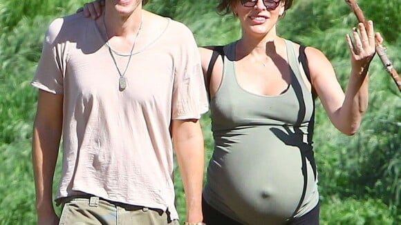 Milla Jovovich très enceinte: Soutenue par son chéri, le terme est proche !