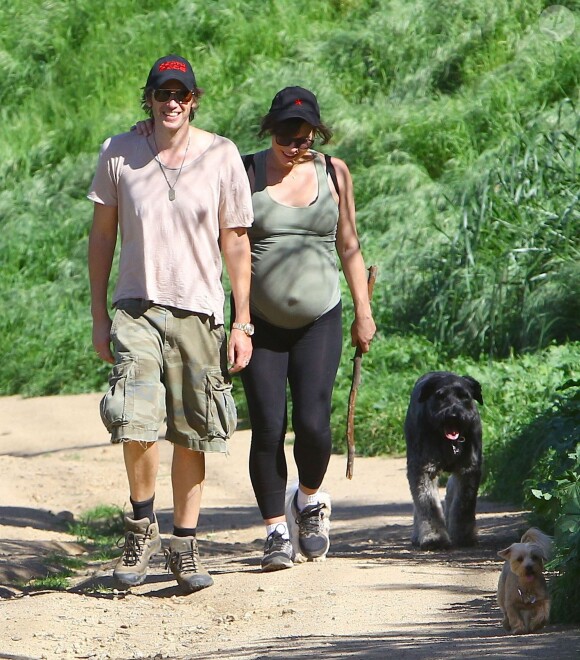 Milla Jovovich, très enceinte, et son mari Paul W.S. Anderson se promènent avec leurs chiens sur les hauteurs de Los Angeles, le 13 mars 2015.