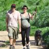 Milla Jovovich, très enceinte, et son mari Paul W.S. Anderson se promènent avec leurs chiens sur les hauteurs de Los Angeles, le 13 mars 2015.