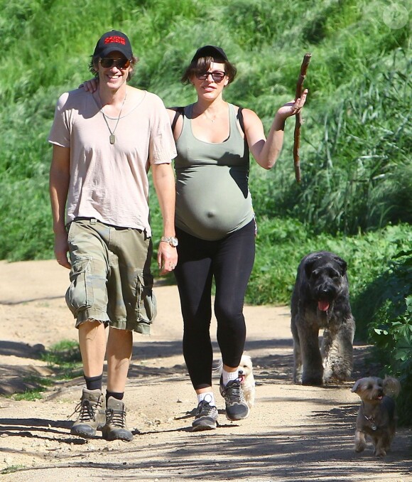 Milla Jovovich, très enceinte, et son mari Paul W.S. Anderson se promènent avec leurs chiens sur les hauteurs de Los Angeles, le 13 mars 2015.