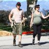 Milla Jovovich, très enceinte, et son mari Paul W.S. Anderson se promènent avec leurs chiens sur les hauteurs de Los Angeles, le 13 mars 2015.