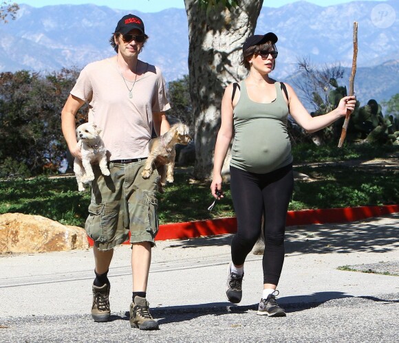 Milla Jovovich, très enceinte, et son mari Paul W.S. Anderson se promènent avec leurs chiens sur les hauteurs de Los Angeles, le 13 mars 2015.