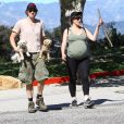 Milla Jovovich (enceinte et à deux semaines et demi du terme) et son mari Paul W. S. Anderson en randonnée sur les hauteurs de Beverly Hills, Los Angeles, le 13 mars 2015.