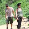 Milla Jovovich (enceinte et à deux semaines et demi du terme) et son mari Paul W. S. Anderson en randonnée sur les hauteurs de Beverly Hills, Los Angeles, le 13 mars 2015.