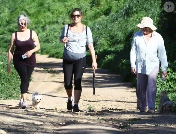 Milla Jovovich très enceinte fait de la randonnée au Runyon Canyon avec des amies à Hollywood, le 12 mars 2015.