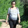 Milla Jovovich très enceinte fait de la randonnée au Runyon Canyon avec des amies à Hollywood, le 12 mars 2015.