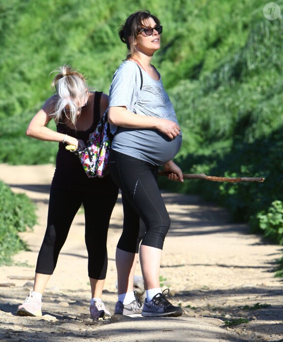 Milla Jovovich très enceinte fait de la randonnée au Runyon Canyon avec des amies à Hollywood, le 12 mars 2015.