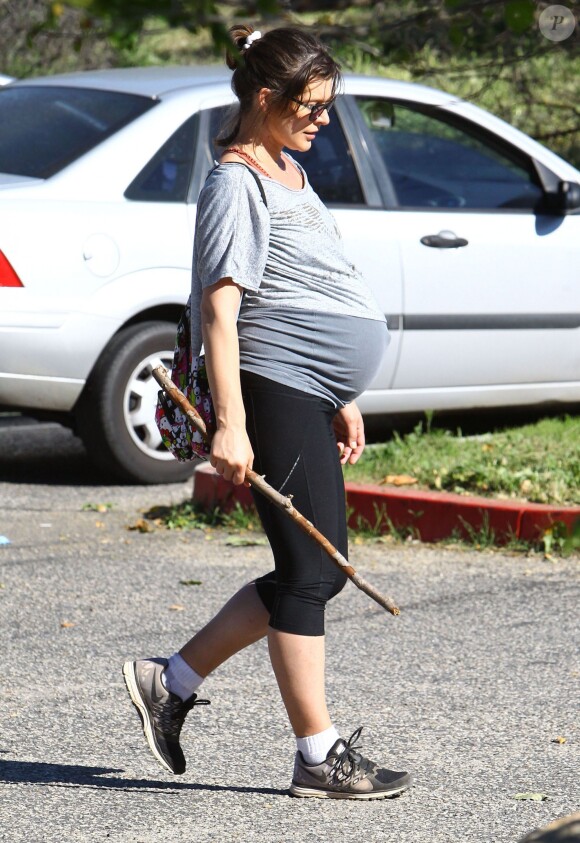 Milla Jovovich très enceinte fait de la randonnée au Runyon Canyon à Hollywood, le 12 mars 2015.