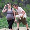 Milla Jovovich très enceinte fait de la randonnée avec son mari Paul W.S. Anderson et leurs chiens à Los Angeles, le 11 mars 2015.