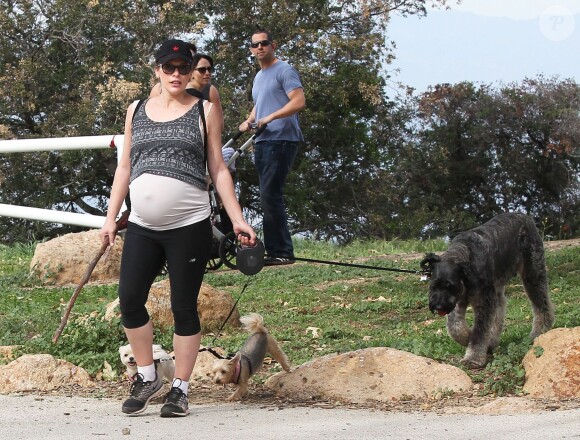 Milla Jovovich très enceinte fait une randonnée avec ses chiens à Los Angeles, le 10 mars 2015.