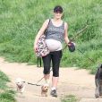 Milla Jovovich très enceinte fait une randonnée avec ses chiens à Los Angeles, le 10 mars 2015.