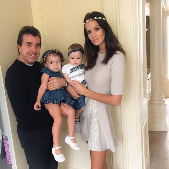 Arnaud Lagardère, Liva, Mila et Jade Foret posent en famille, le 14 mars 2015.
