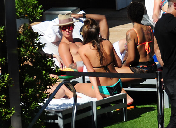 Justin Bieber fête ses 21 ans, entouré de jolies filles, au bord de la piscine de l'hôtel Fontainebleau à Miami, le 6 mars 2015 