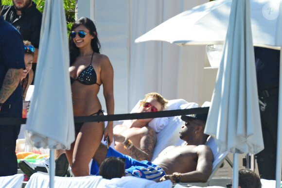 Justin Bieber fête ses 21 ans, entouré de jolies filles, au bord de la piscine de l'hôtel Fontainebleau à Miami, le 6 mars 2015