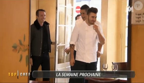 Stéphane Rotenberg accompagne les chefs sur le lieu où se tient la Guerre des restaurants, dans la bande-annonce de Top Chef 2015 sur M6, le lundi 16 mars 2015.