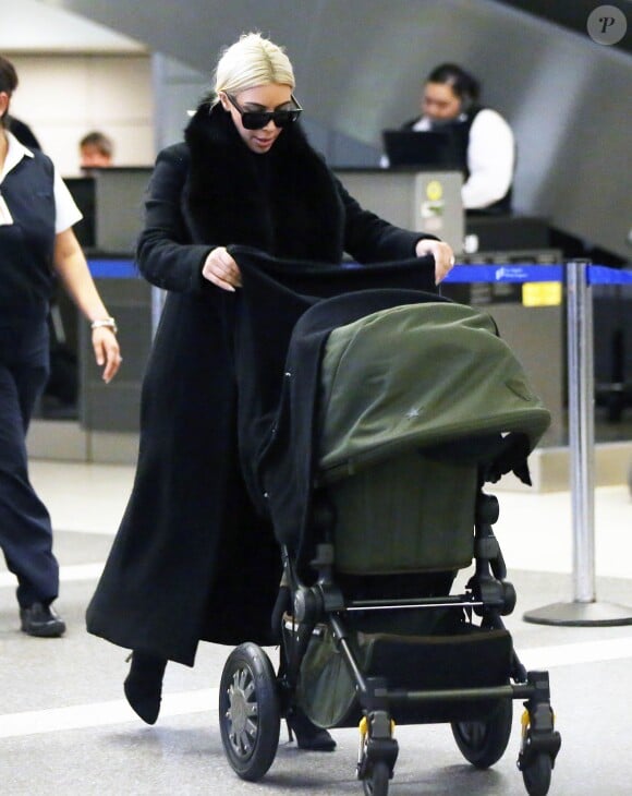 Kim Kardashian et sa fille North à l'aéroport de LAX à Los Angeles, le 12 mars 2015.