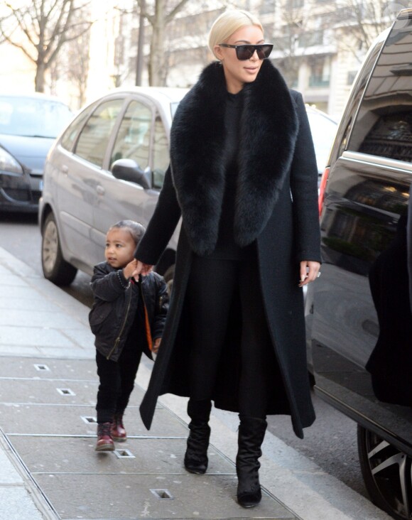 Kim Kardashian et sa fille North West quittent Paris, le 12 mars 2015.