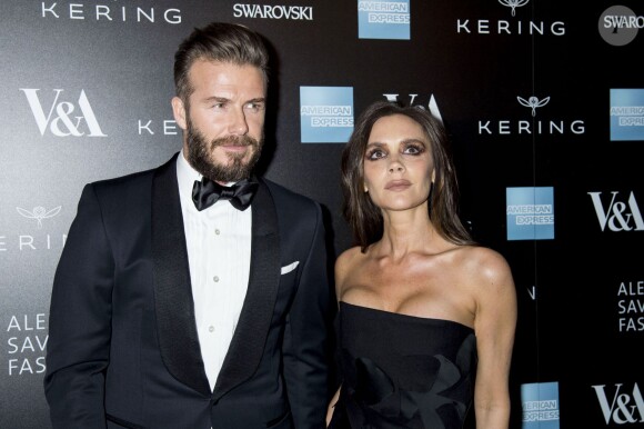 David Beckham et sa femme Victoria Beckham lors du gala "Alexander McQueen : Savage Beauty" au Victoria and Albert Museum à Londres, le 12 mars 2015