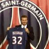 David Beckham prend la pose après sa signature pour le PSG, au Parc des Princes à Paris le 31 janvier 2013