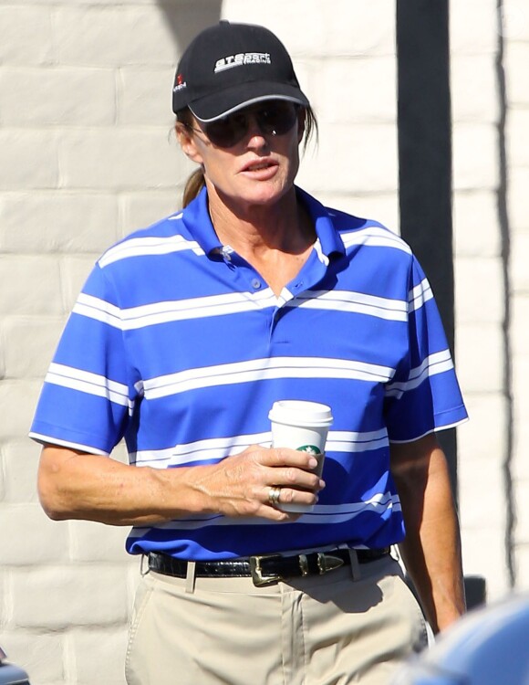 Exclusif - Bruce Jenner se promène dans les rues de Westlake Village, le 8 mars 2015  For germany call for price Exclusive - Reality star Bruce Jenner makes a Starbucks run in Westlake Village, California on March 8, 2015.08/03/2015 - Westlake Village