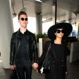 Natalia Kills et son époux Willy Moon à l'aéroport de Los Angeles, le 17 mars. Ils reviennent de Nouvelle-Zélande où ils ont été virés du programe X Factor pour avoir humilié un candidat. Le couple est désormais la risée du web.