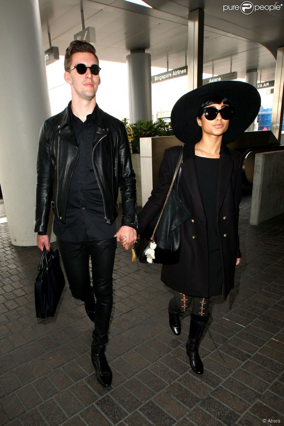 Natalia Kills et son époux Willy Moon à l&#039;aéroport de Los Angeles, le 17 mars. Ils reviennent de Nouvelle-Zélande où ils ont été virés du programe X Factor pour avoir humilié un candidat. Le couple est désormais la risée du web.