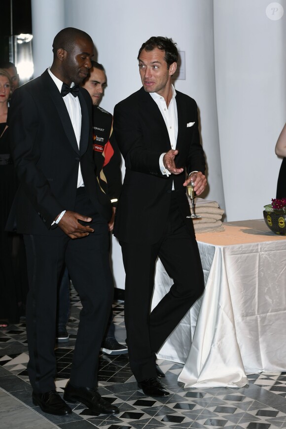 Jude Law et Fabrice Muamba lors du gala 'Peace One Day Monaco' à l Salle des Etoiles du Sporting Monte-Carlo à Monaco le 22 mai 2014