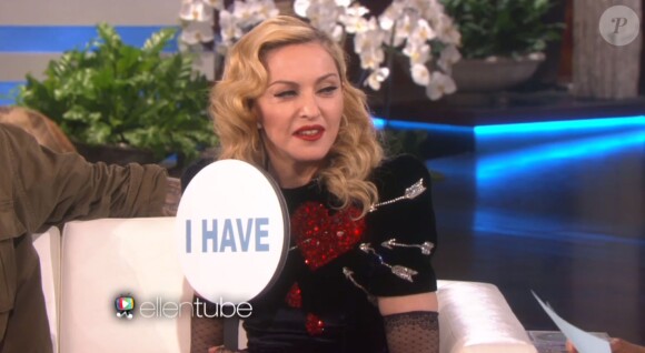 Madonna en Schiaparelli sur le plateau de "The Ellen Show", le 18 mars 2015.