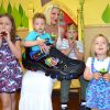 Tori Spelling et ses fils Liam et Finn ainsi que ses filles Hattie et Stella fêtent le 8ème anniversaire de Liam, à Los Angeles, le 17 mars 2015. Les chaussures qu'il préfère sont les Skechers Game Kicks alors la marque Skechers lui en a offert ainsi qu'à tous ses copains une paire.