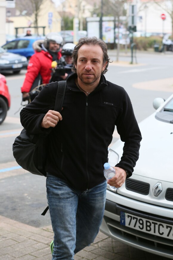 Philippe Candeloro le 14 mars 2015 à l'aéroport Roissy-Charles-de-Gaulle, après le retour d'Argentine de l'équipe de Dropped