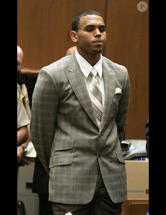 Chris Brown écoutant sa condamnation devant le tribunal de Los Angeles le 22 juin 2009