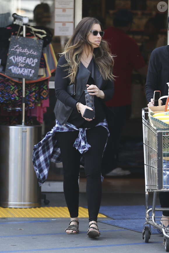 L'actrice Jessica Biel enceinte fait du shopping à Whole Foods avec une copine à Los Angeles, le 21 mars 2015