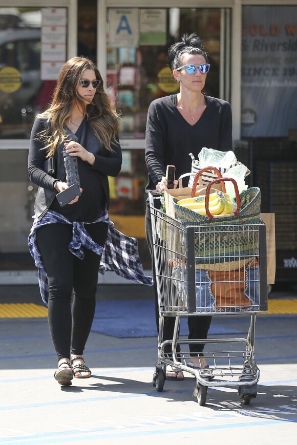 Jessica Biel enceinte fait des courses à Whole Foods avec une copine à Los Angeles, le 21 mars 2015